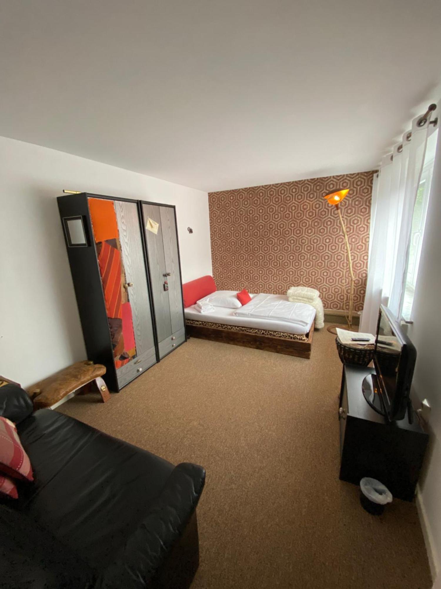Privartzimmer 'Ausfahrt Freihalten' Husum  Eksteriør billede
